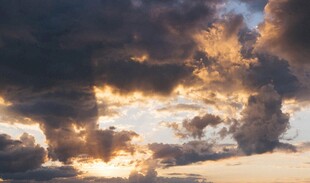 夕阳穿透云层的壮丽景象