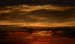 壮丽夕阳下的绚烂天空