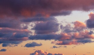 黄昏时分的绚烂天空