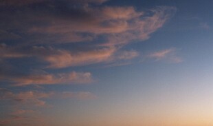 黄昏时分的绚丽天空