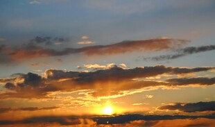 壮丽天空中的绝美日落