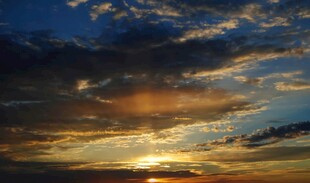 夕阳下的绚丽天空