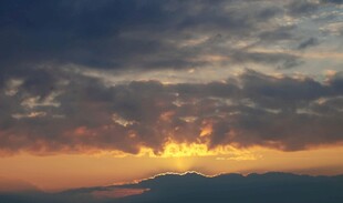 壮丽日出云海景观