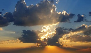 夕阳下的壮丽云层景观