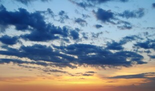 夕阳下的绚丽天空