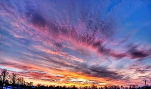 绚丽晚霞下的美丽天际线