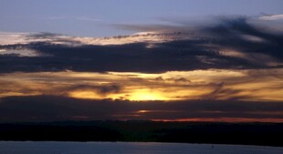 日落时分的绚烂天空