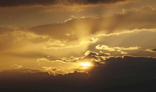 夕阳穿透云层的壮丽景象