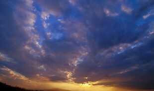 壮丽天空下的绚烂日落