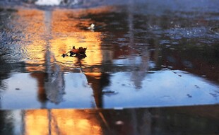 夕阳下湖面与倒影的美景