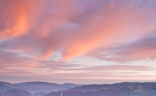 绚丽晚霞下的壮美山峦