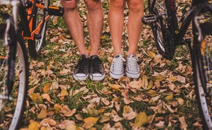 脚踏秋叶间的骑行时刻