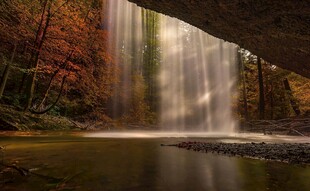 秋日瀑布下的静谧美景