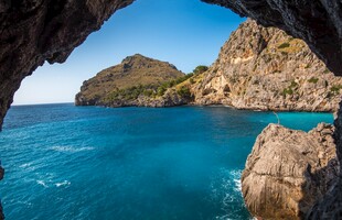 海边岩洞外的碧蓝海景