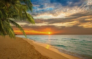 夕阳下的美丽海滩风光