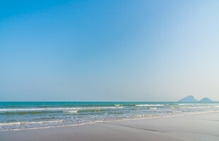 碧海蓝天的美丽海滨风光
