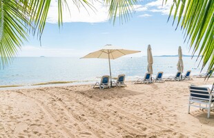 海滨沙滩休闲度假场景