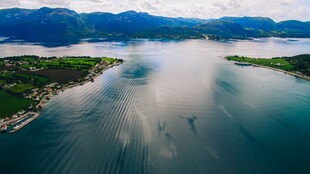 壮丽湖景与远山风光