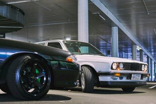 车库中的炫酷经典汽车