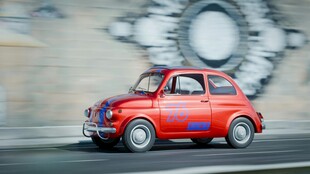 红色小车公路上飞驰