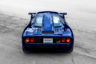 蓝色炫酷跑车尾部特写