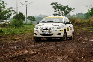 越野赛场的白色参赛汽车