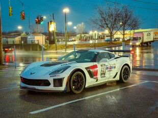 白色赛车停在城市街道