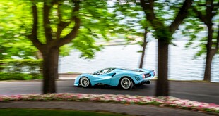 林荫道上的蓝色复古汽车