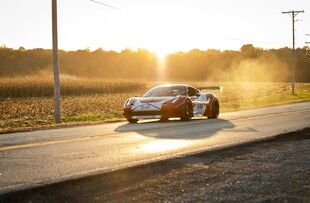 公路上的炫酷跑车