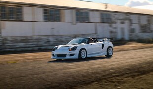 白色敞篷跑车驰骋赛道