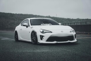 白色炫酷跑车停于户外