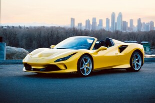 黄色超跑于城市前的风采