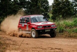 越野赛车飞驰在泥泞赛道
