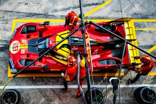 赛车维修站中的忙碌瞬间