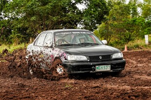 轿车陷在泥泞道路中