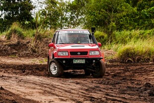 红色越野车驰骋泥泞道路