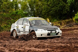 越野汽车驰骋泥泞赛道
