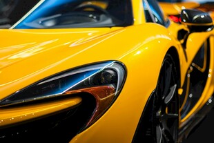 炫酷黄色跑车特写