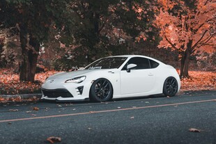 白色跑车停在秋日风景中