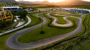 蜿蜒赛道在落日下的美景