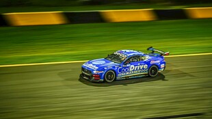 蓝色赛车赛道飞驰