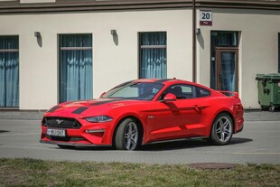 红色酷炫跑车外观展示