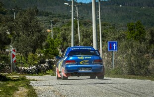 蓝色汽车行驶在山间公路