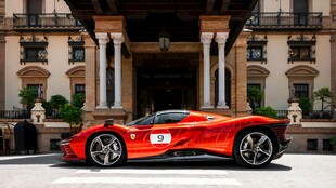 红色超跑停于宏伟建筑前