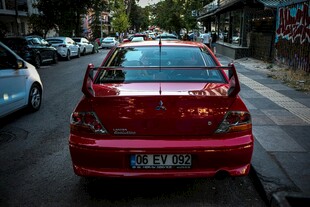 街头红色轿车背影