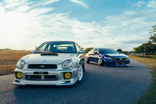 公路上的两辆酷炫赛车