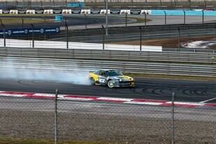 赛车赛道飞驰瞬间