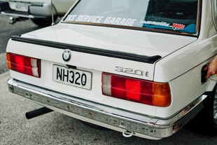 复古轿车尾部特写