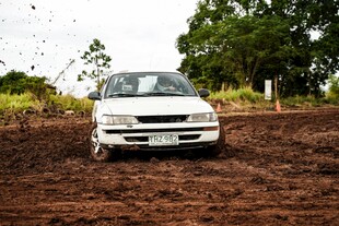 田野中的白色面包车