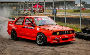 红色赛车赛道漂移瞬间